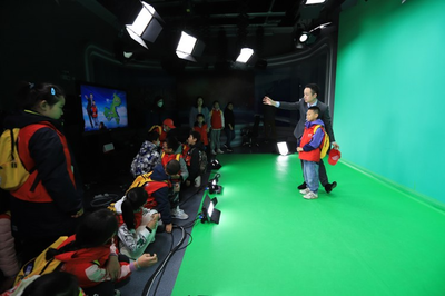 小小红岩志愿者走进重庆气象科普馆 气象科普与文艺汇演点亮群众文化新生活